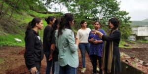 Isha-Umrani-,-ketaki-Randive-and-Vaidehi-Sadwilkar-interacting--with-students-squad-of-environment-team