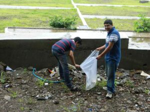 campus-cleaning-on-13-Aug-2011-by-the-students_3